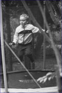 dziecko skaczące na trampolinie